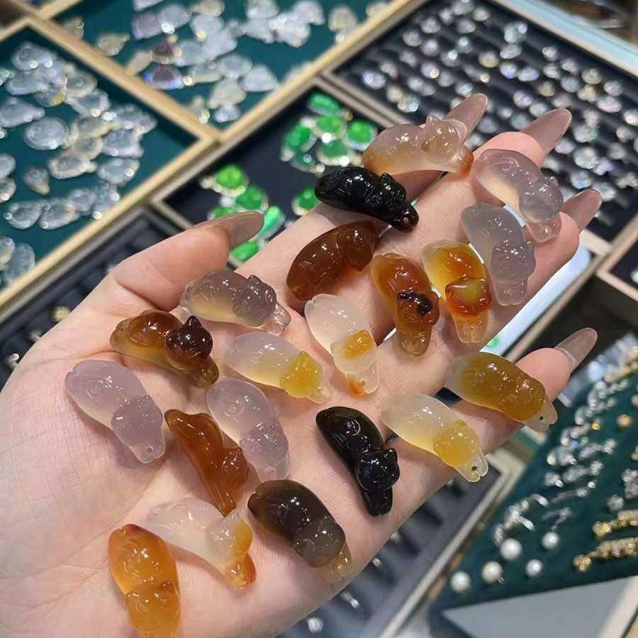 天然一口糖俏色玛瑙趴趴猫吊坠中式玉髓时尚如意情侣男女锁骨玉石