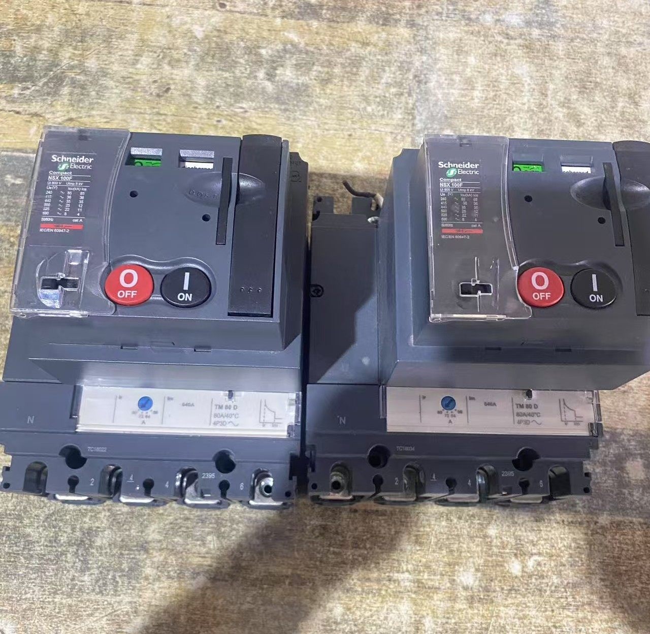 拆机95新4P施耐德NSX100F塑壳带电操