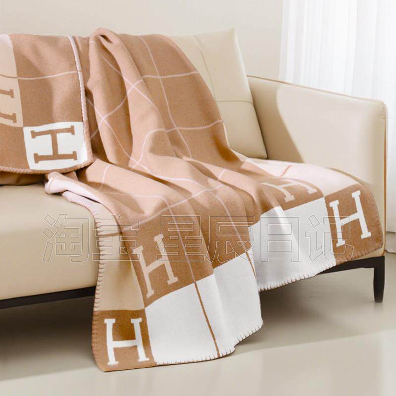 轻奢高级感条纹H字母羊绒羊毛毯子沙发午睡空调披肩盖毯装饰毛毯