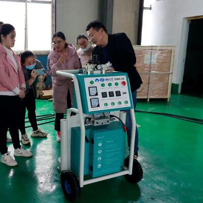 厂家直供便携式聚氨酯喷涂机 水箱保温设备 小型冷藏车发泡机