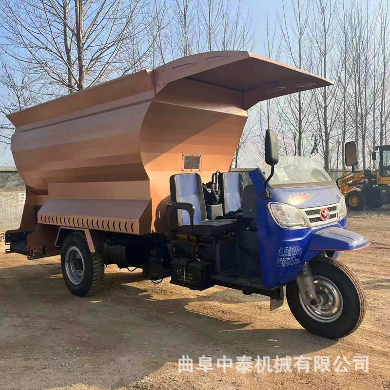 三立方电动款饲草喂料机牧场用自走式撒草车农用三轮款青贮抛草机