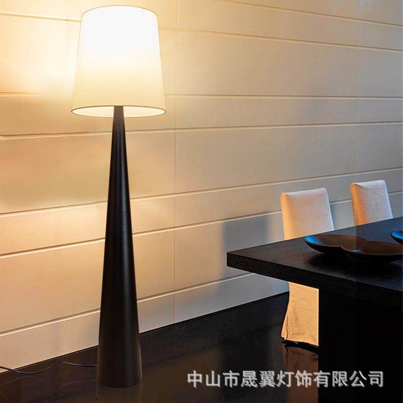 新款设计师极简落地灯后现代样板房展厅卧室客厅沙发边立式灯