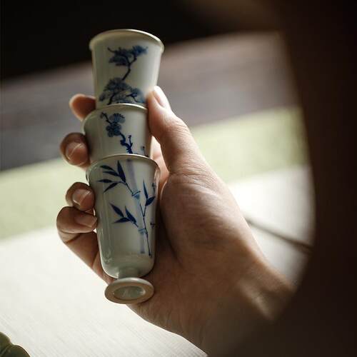 束刻 复古青瓷青花手绘松竹梅高足且行茶杯功夫茶具品茗杯