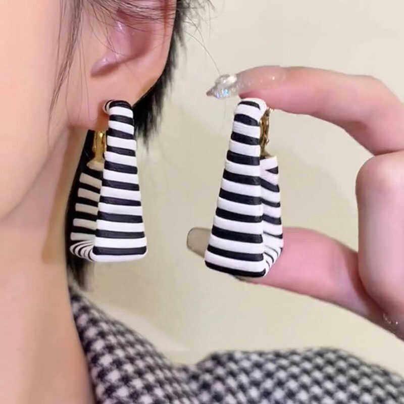 黑白条纹皮革耳圈网红时尚辣妹方形耳环女欧美风个性气质耳0827z