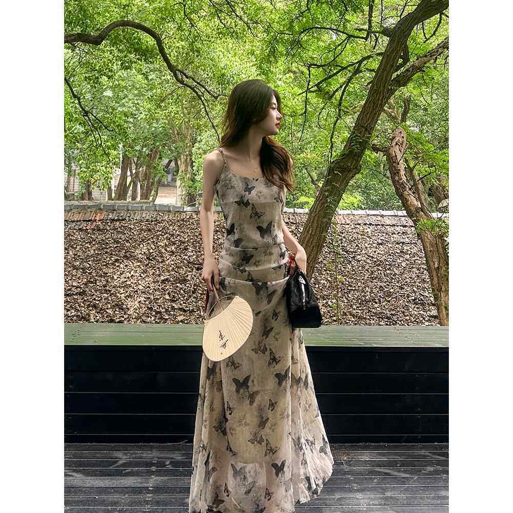清冷水墨蝴蝶碎花吊带连衣裙女2025夏季新款法式别致绝美气质长裙