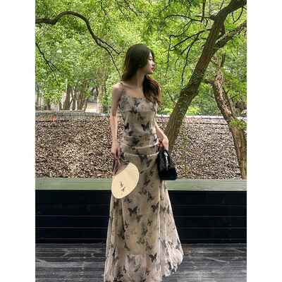 清冷水墨蝴蝶碎花吊带连衣裙女2025夏季新款法式别致绝美气质长裙