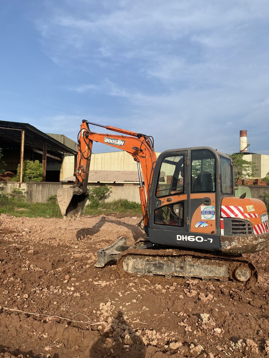 5月1日金华斗山60挖机一台网络拍卖公告