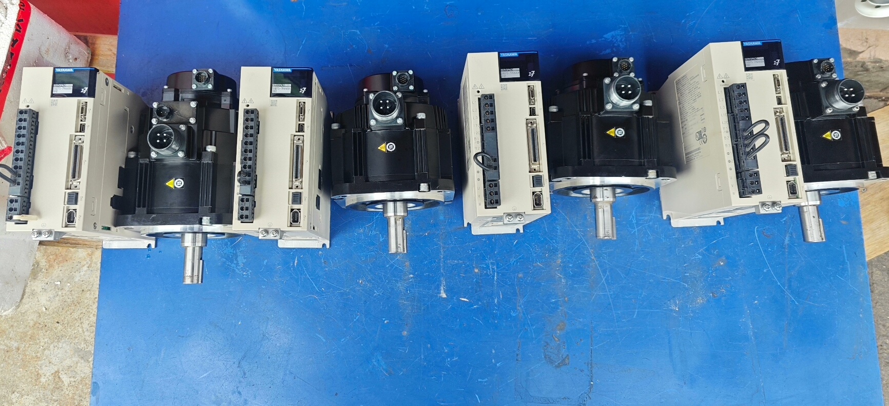 安川7系1kw伺服电机套装现货4套