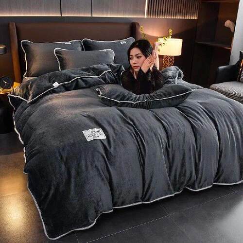 Four-Piece Coral Fleece Bedding Heat Preservation and Warm