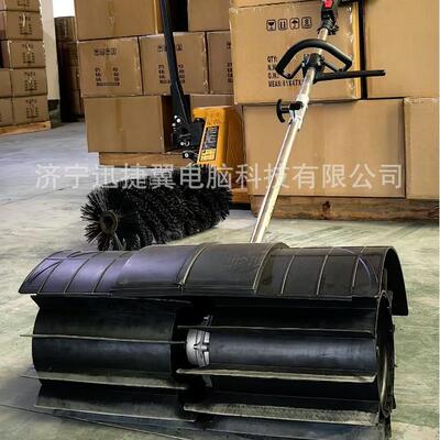 胶轮梳小型手推式刷草机汽油二冲程操场草坪梳理滚刷式清扫扫雪机