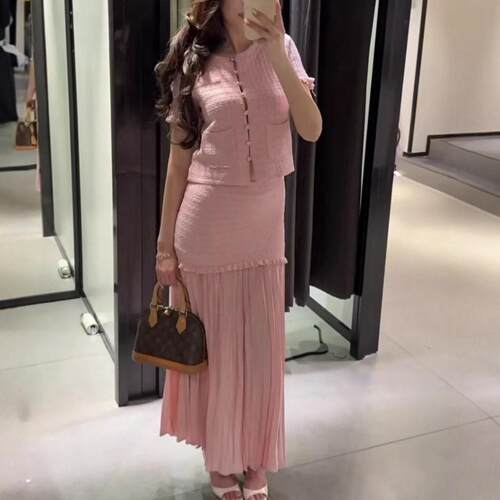 Two tone round neck knitted top with small pleated hem