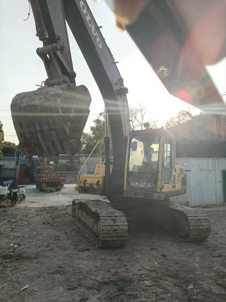 1月29日成都某公司处置沃尔沃挖掘机网络拍卖公告