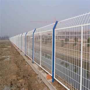 成都护栏网厂家定制公路护栏网浸塑铁丝围栏网圈地养殖隔离护栏网