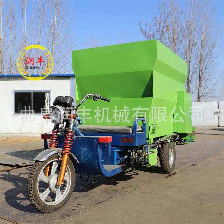 五立方柴油撒料车养牛场饲草投喂车双出料柴油撒草车常柴发动机