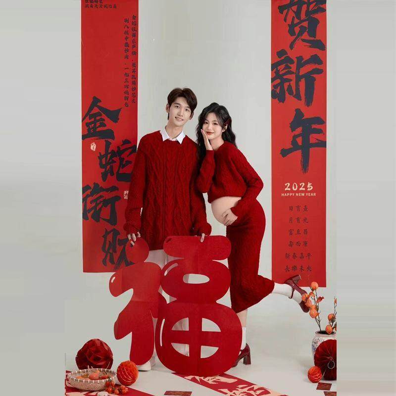 2025贺年装饰拍照道具服装照相馆新年主题情侣红色韩系唯美风中国