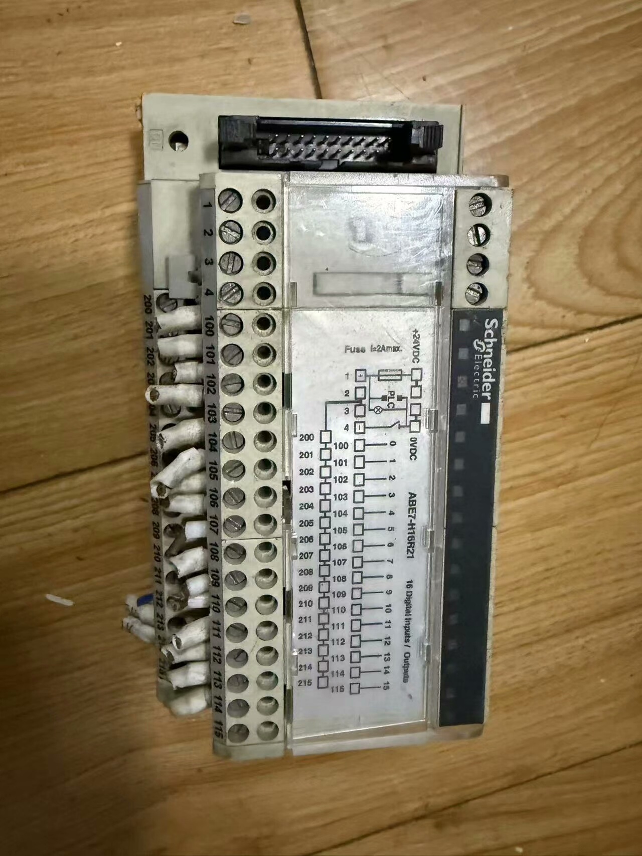 施耐德abe7-h16r21，功能包好，成色如图所示，需要者