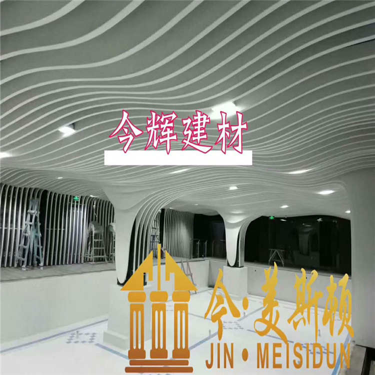 泳馆白色弧形铝方通装饰展厅天花异形木纹铝方管波浪曲线铝材吊顶
