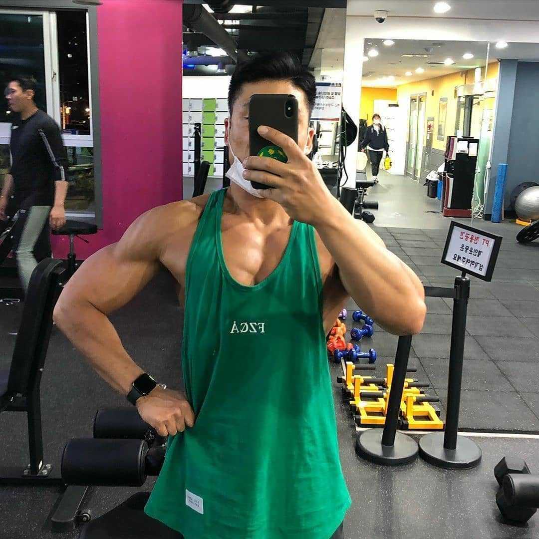 新款直销肌肉健身兄弟运动背心宽松透气弹力修身无袖训练打底衫透