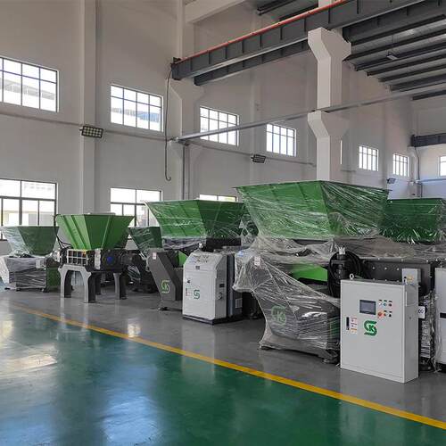 宁厂卧料式废旧塑料撕碎机布料油家桶电波塑垃圾粉碎AT800机固废