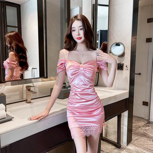 一字肩缎面蕾丝边连衣裙性感包臀夜总会小礼服短款柔式工作服