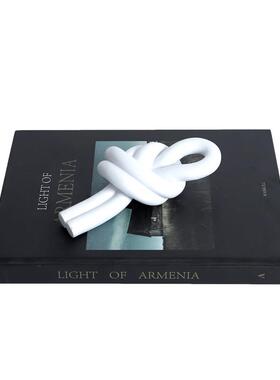 现代样板房售楼部抽象白色绳结摆件抽象几何扭曲打结玄关装饰