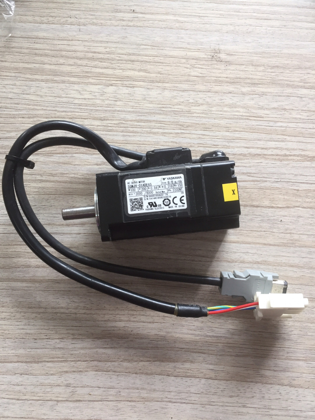安川伺服电机SGMJV-01ADE6S成色如图，功能包好。
