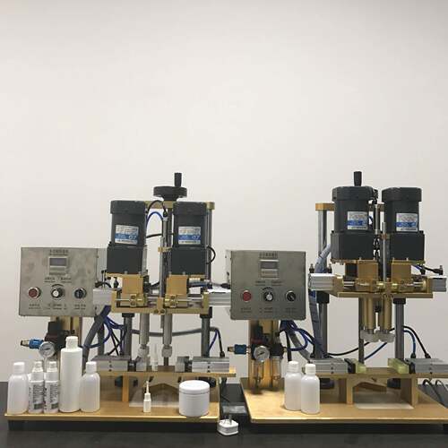喷头泵头圆瓶盖鸭嘴盖瓶盖半自动四轮旋盖机化妆品拧盖锁盖机
