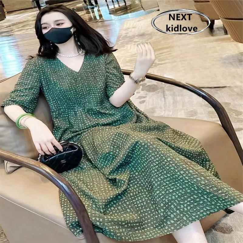 香港欧货V领绿色中袖连衣裙女夏轻熟风时尚宽松遮肉过膝休闲长裙