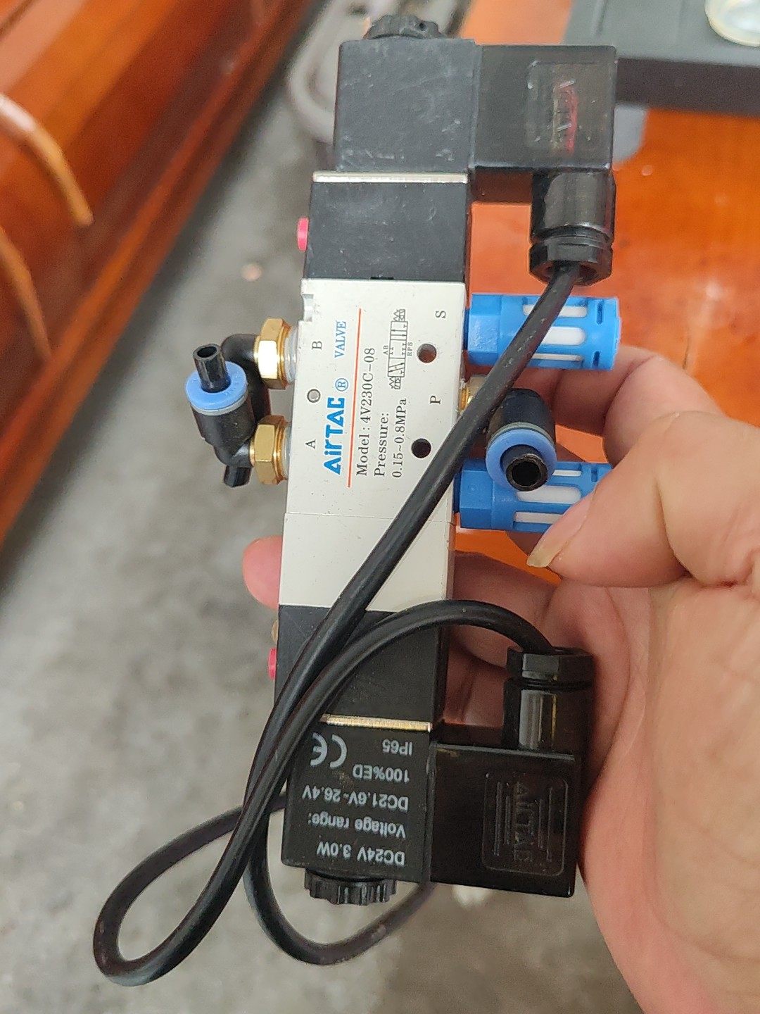 亚德客气动电磁阀4V230C-08，DC24V电压，二手拆机