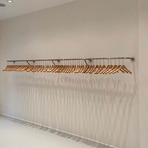 不锈钢拉丝墙上壁挂服装展示架服装店专用网红陈列架可定制上墙架