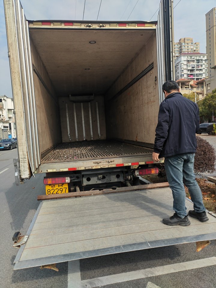 1月12日景德镇贸易公司重型厢式货车一辆网络拍卖公告