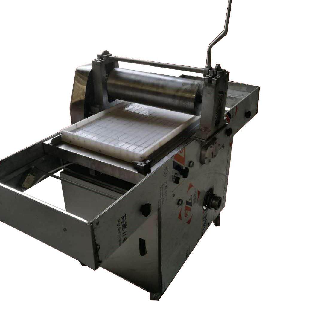 往复单辊压块机花生糖米花糖酥饼自动出料压块机