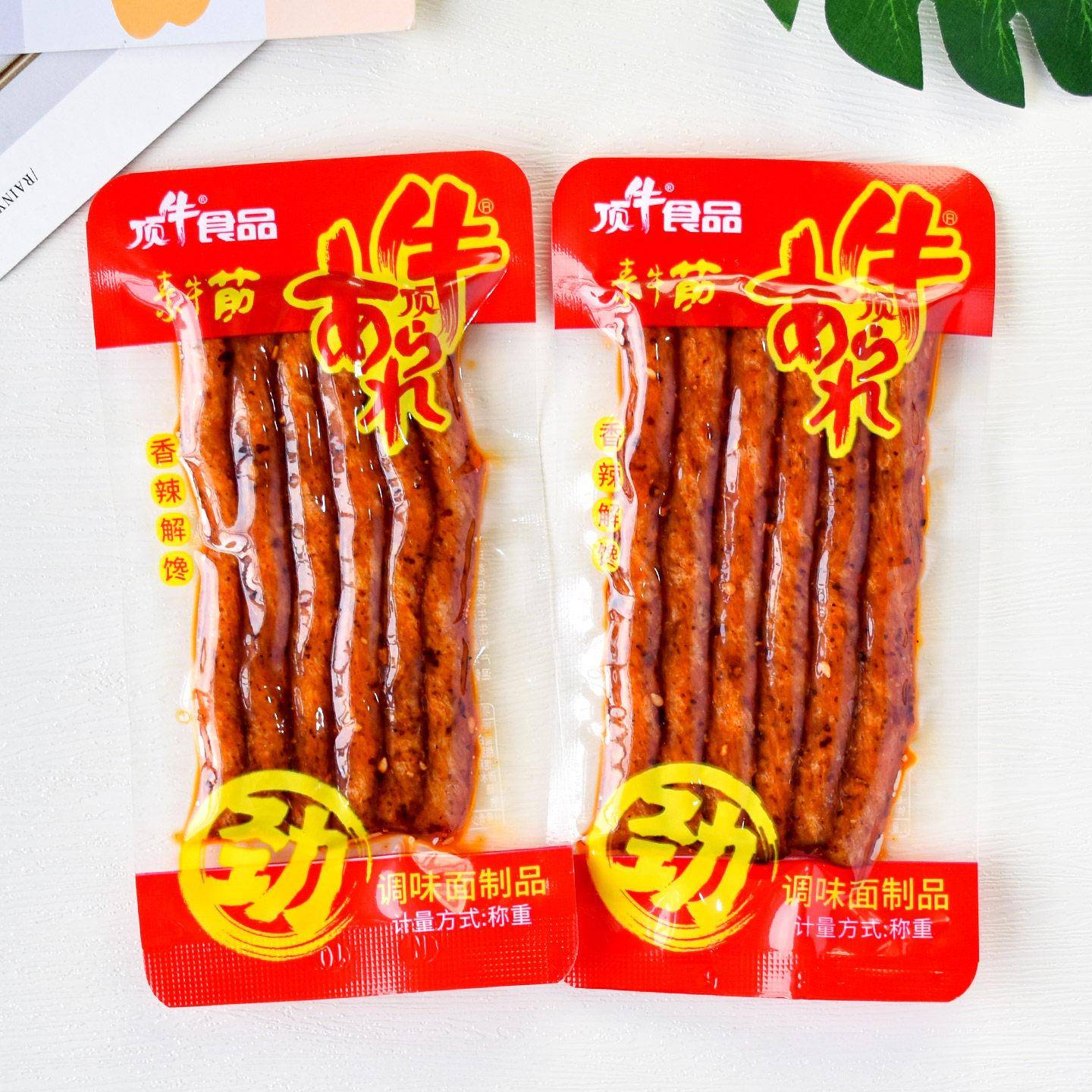 -顶牛食品素牛筋辣条香辣味散称小包宿舍麻辣条解馋休闲零食品小