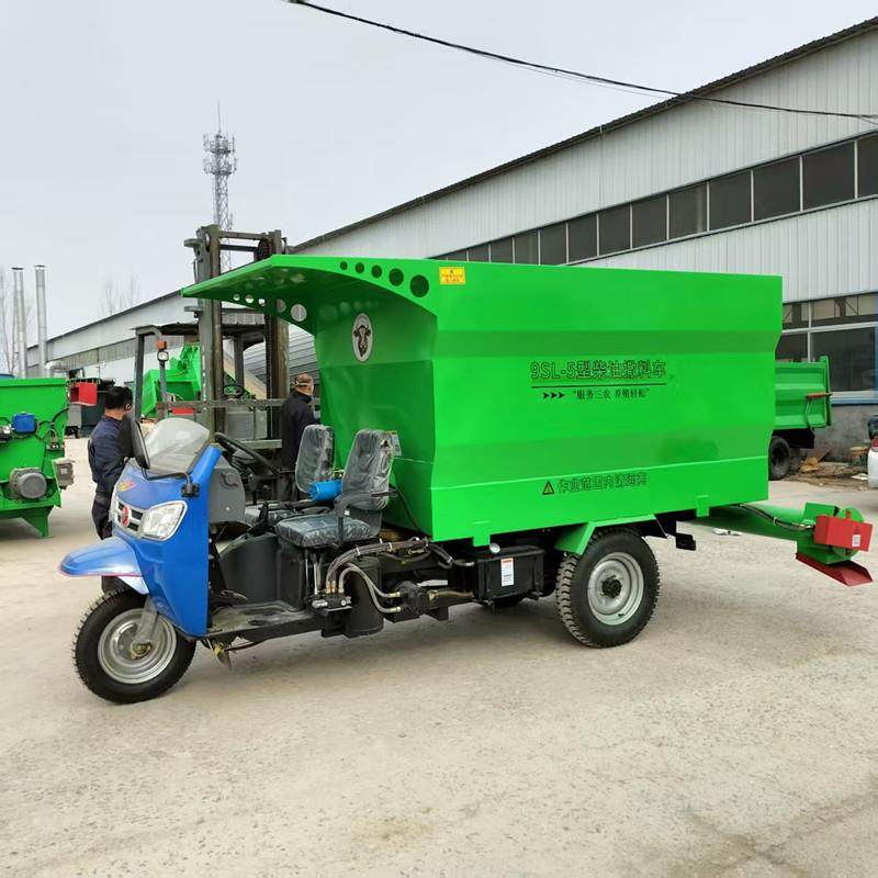电动3立方撒料车牛羊舍饲草投喂车绞龙出料均匀撒草车