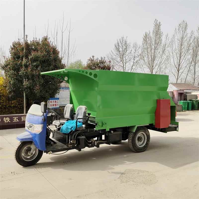 五立方喂牛三轮撒料车双侧出料刮板投喂车25马力牛羊抛撒车