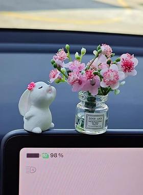 闻香兔小摆件迷你玻璃瓶玫瑰花汽车内饰车载创意可爱精致装饰品