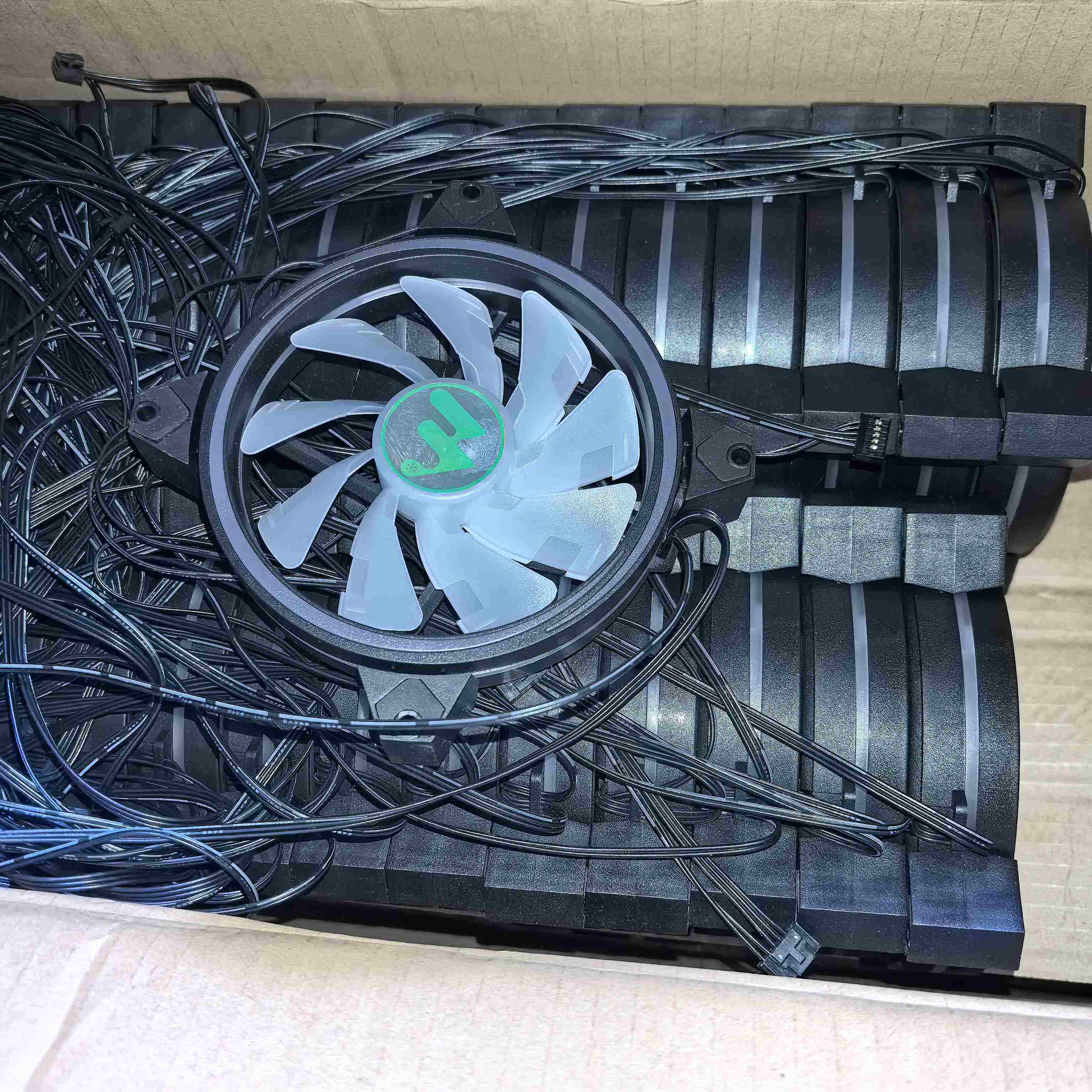 12V电脑机箱风扇 幻彩LED彩色灯多彩LED灯光 12CM