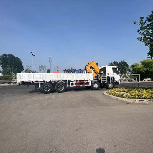 外贸出口重汽豪沃随车吊 6*4矿用工程吊机货车 12吨折臂吊运输车