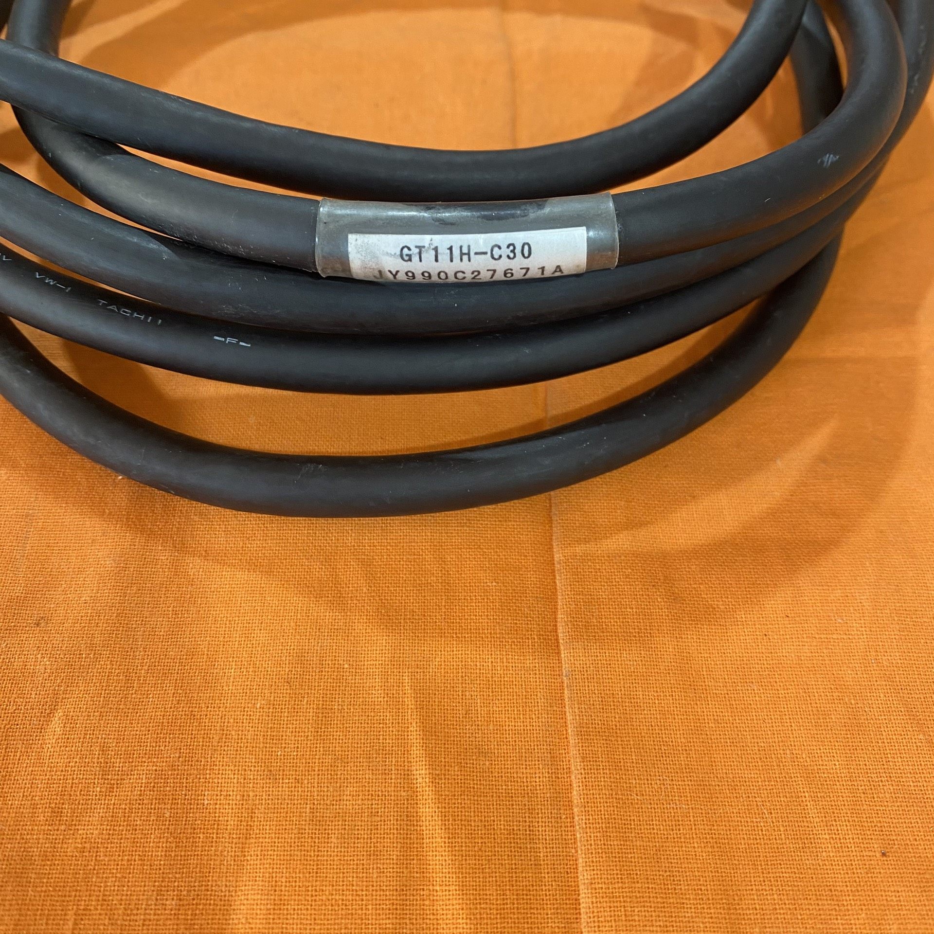 工业连接线，型号GT11H-C30，带接头XW2S-37，适