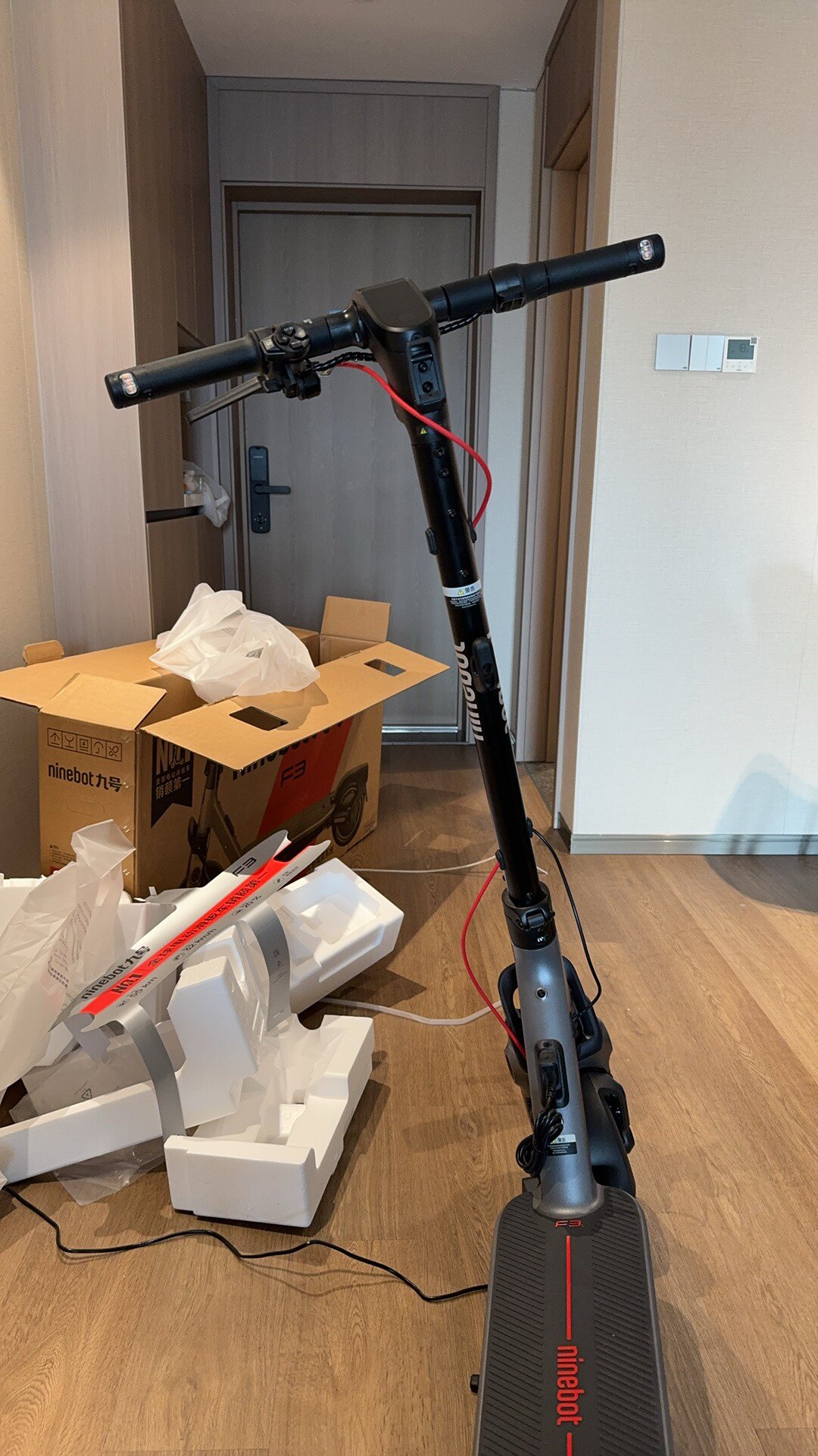 Электросамокат Ninebot F3: Мощность 1000 Вт, запас хода 55 км, гидравлическая амортизация, самовосстанавливающиеся шины, смарт-позиционирование для комфортных поездок photo review