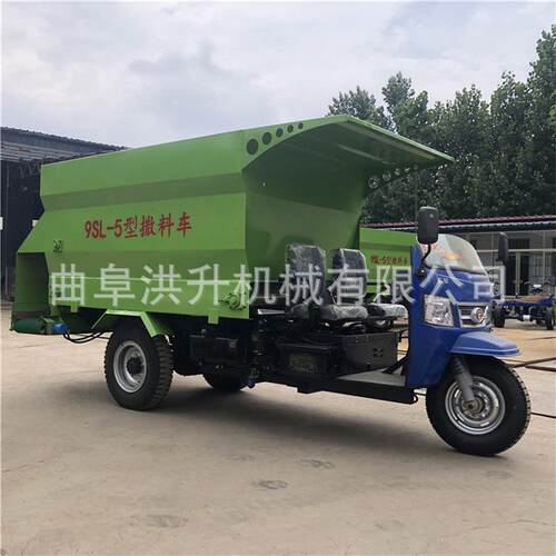 青储草料撒料车双边出料柴油投料车养殖场喂料车使用视频