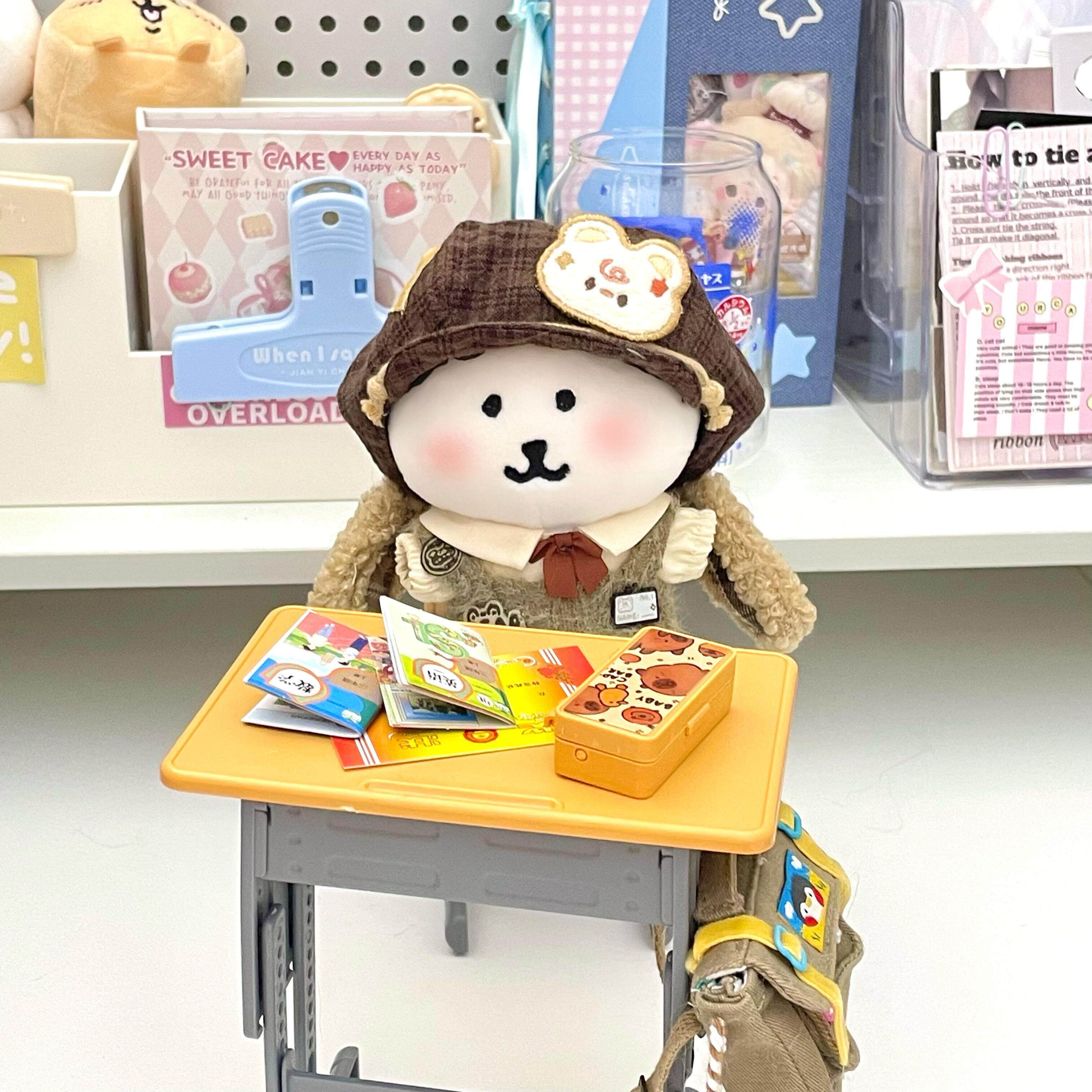 【熊 上学的时候】自嘲熊微缩课桌迷你仿真桌子模型棉花娃娃装饰