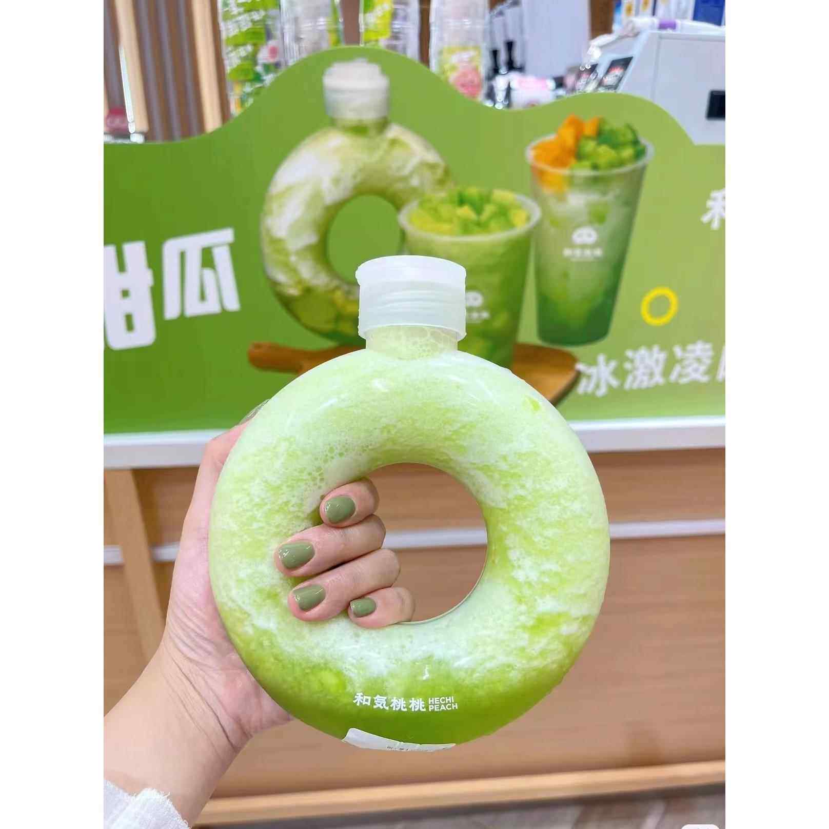 新品创意圈圈瓶500mlpet杯子饮料瓶带手提绳甜甜圈瓶子手环瓶网红