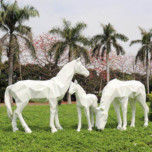 玻璃钢抽象几何大白马动物雕塑户外公园地产商场景区骏马装饰摆件