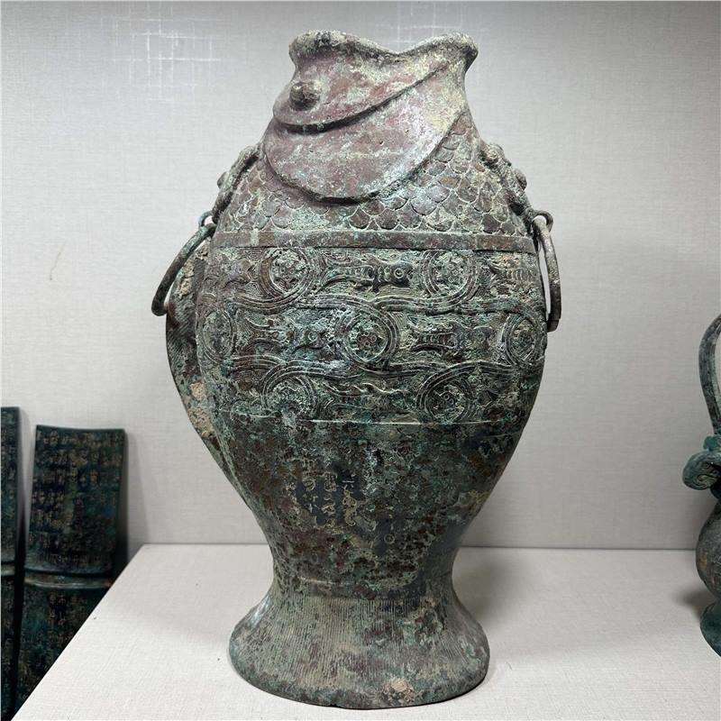 高兽衔环鱼尊满工纹饰腹有铭文古青铜器博物馆收藏古玩收藏