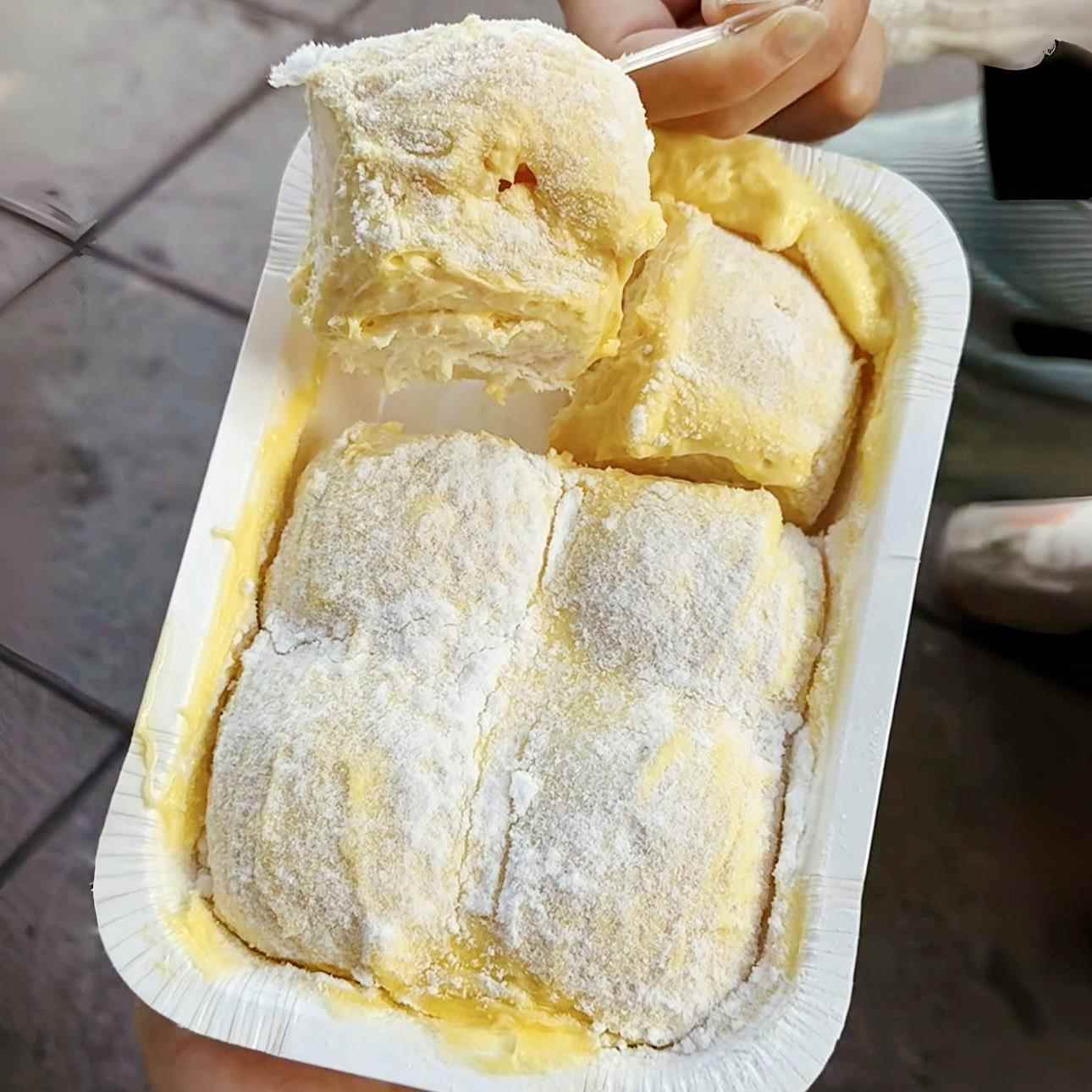 手工夹心面包风靡泰国网红甜品手工现做牛奶黄油爆浆夹心冰面包早