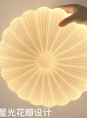 卧室灯2025年新款网红LED吸顶灯房间灯创意主卧灯具现代简约灯具