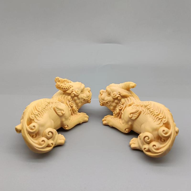 大叶黄杨木雕刻雌雄貔貅款摆件规格90×40×34摆饰手把件工艺厂家
