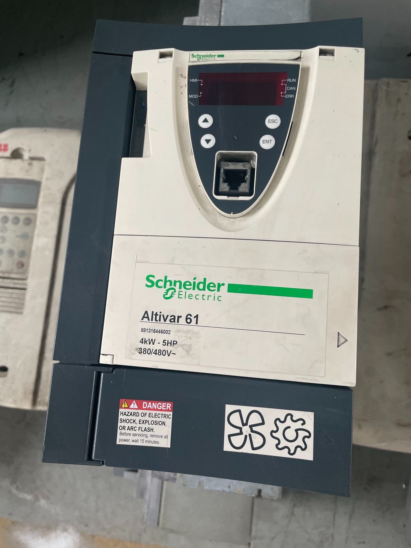 拆机施耐德ATV61HU40N4Z  4KW 380V 成色