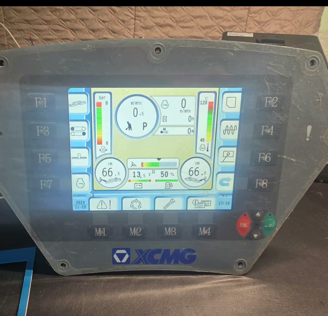 徐工953摊铺机显示器。